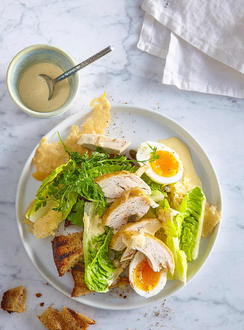 Ceasar-Salat mit Hühnerbrust und Ei
