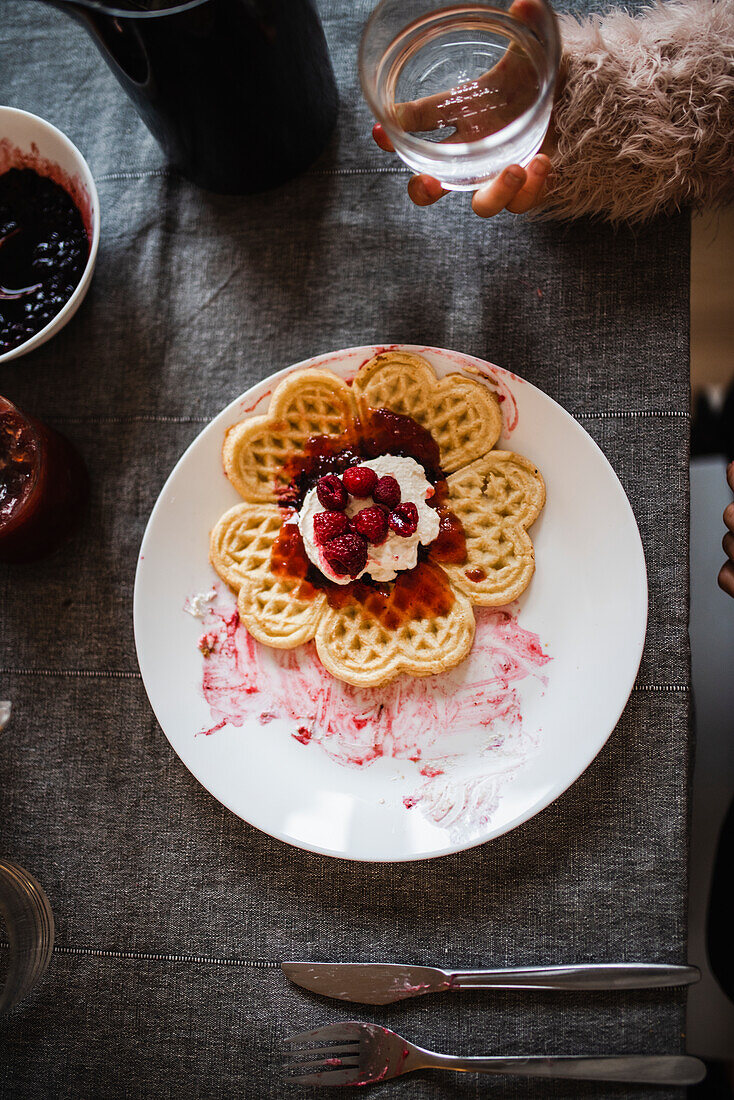 Waffeln mit Himbeeren auf Teller