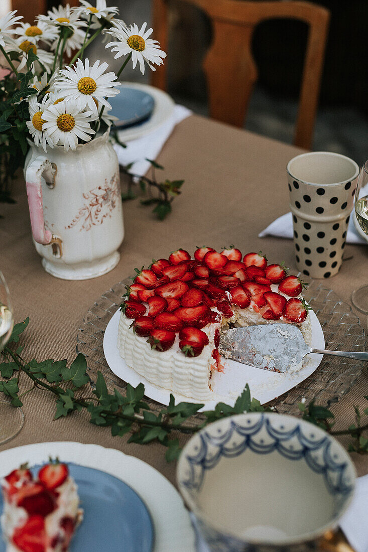 Kuchen mit Erdbeeren auf dem Tisch