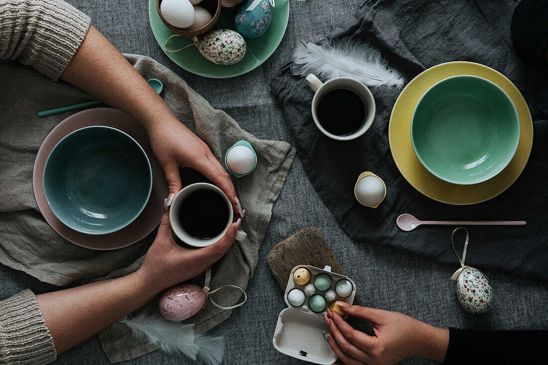 Ostertisch mit Kaffee und Ostereiern