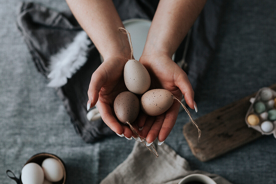 Hände halten Eier