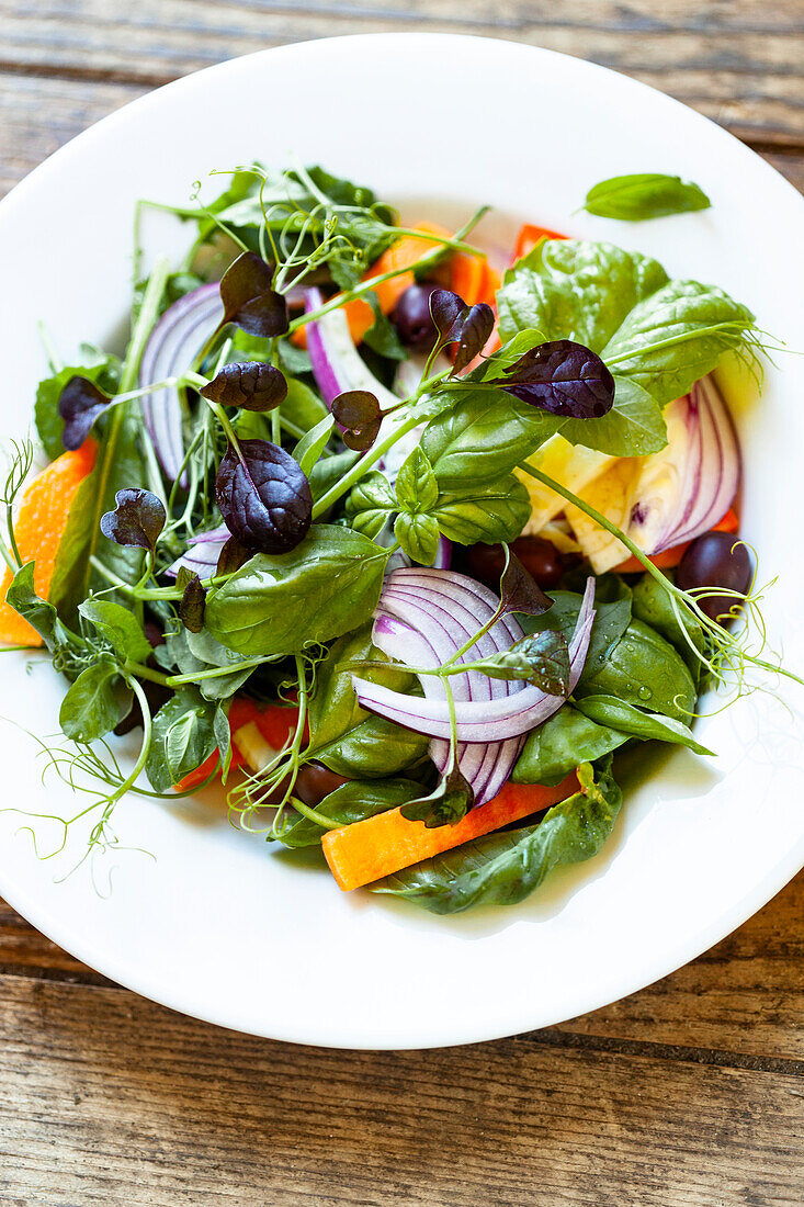 Frischer Salat auf dem Teller