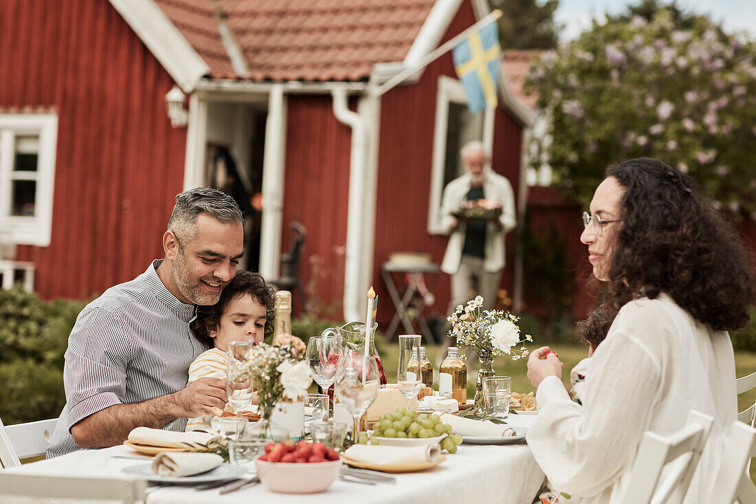 Familie beim Essen im Garten