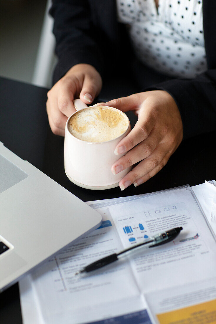 Frauenhände halten Tasse Kaffee