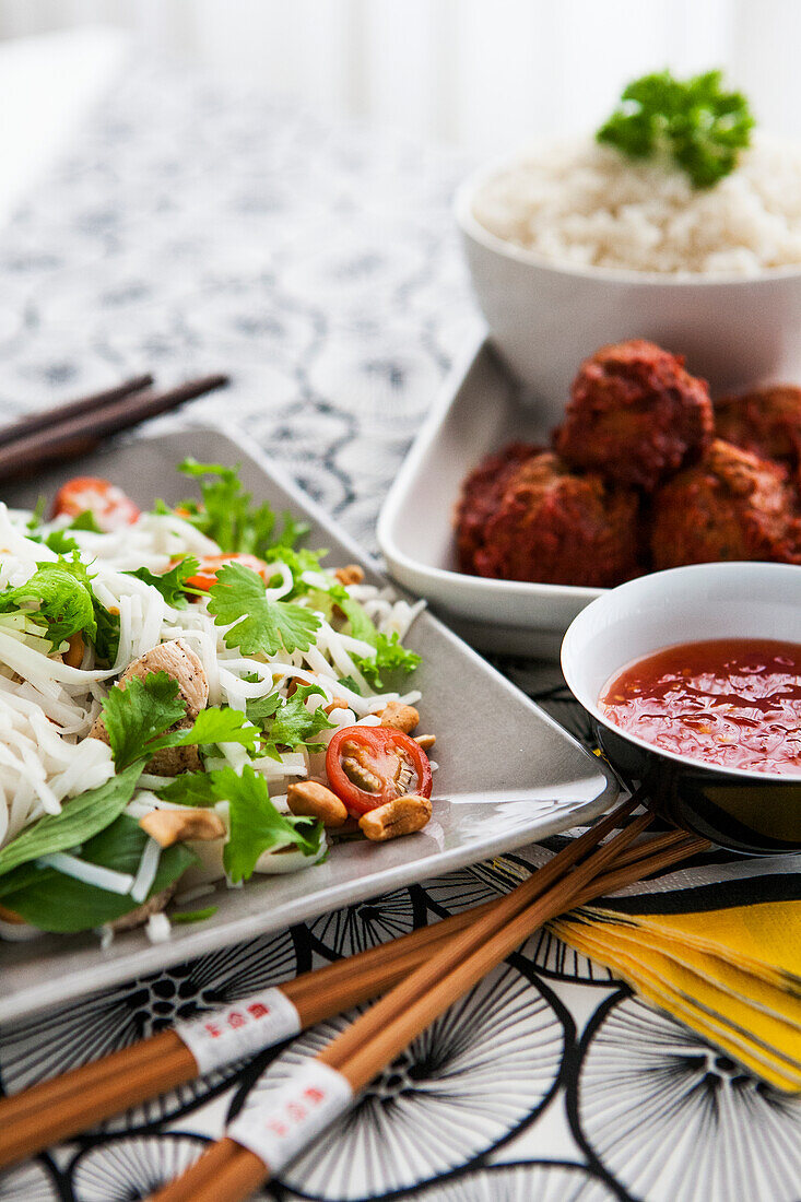 Chinesisches Essen auf dem Tisch