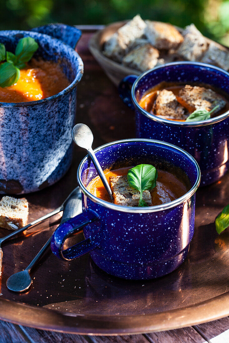 Tomatensuppe mit Basilikum und Vollkorncroutons