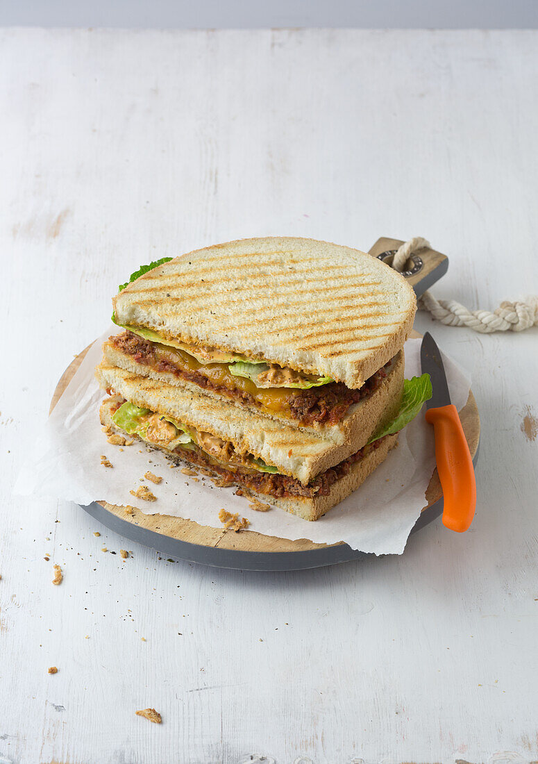 Bolognese-Sandwich mit Cheddar