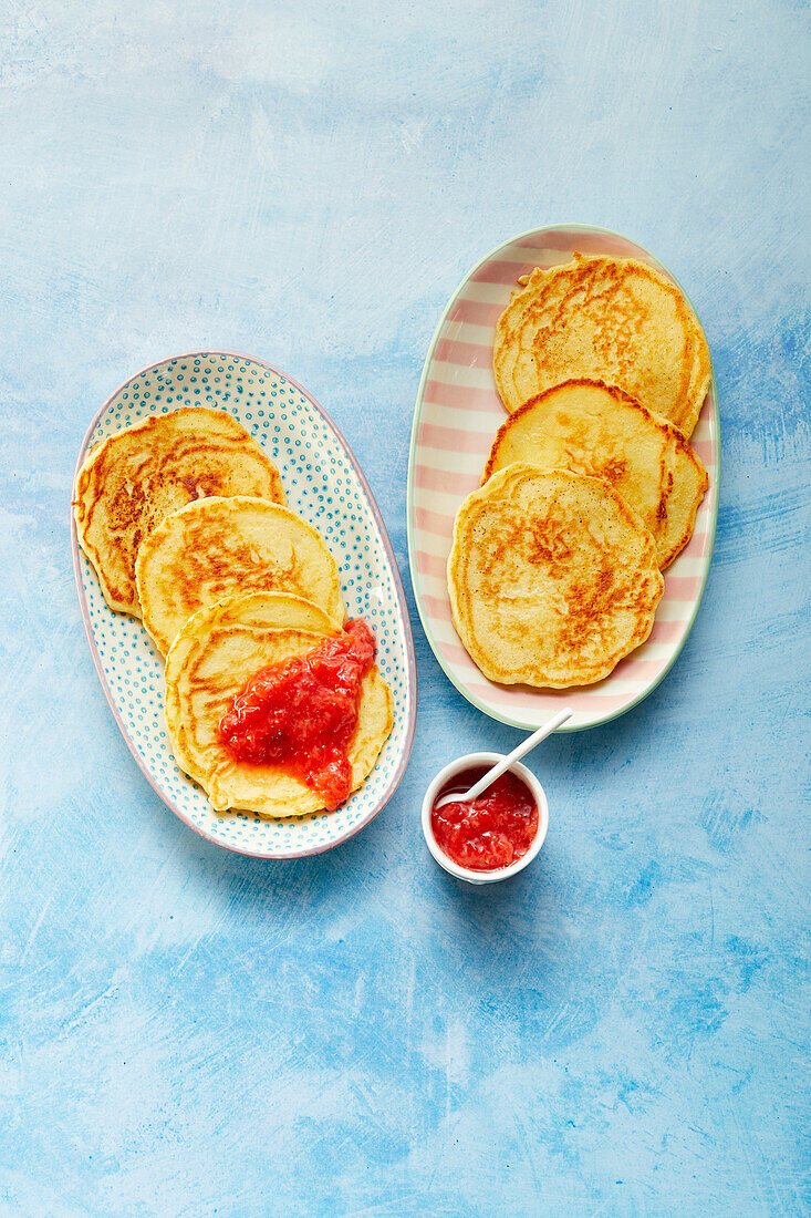 Pancakes mit pürierten Erdbeeren