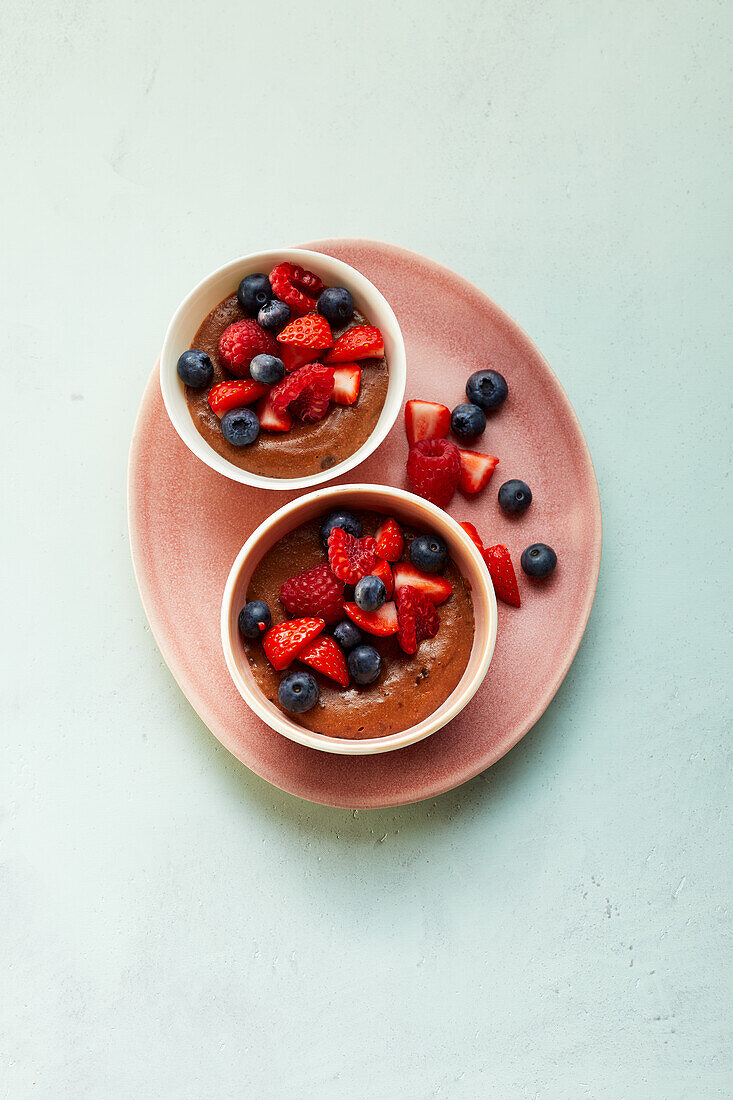 Chocolate pudding with berries (sugar-free)