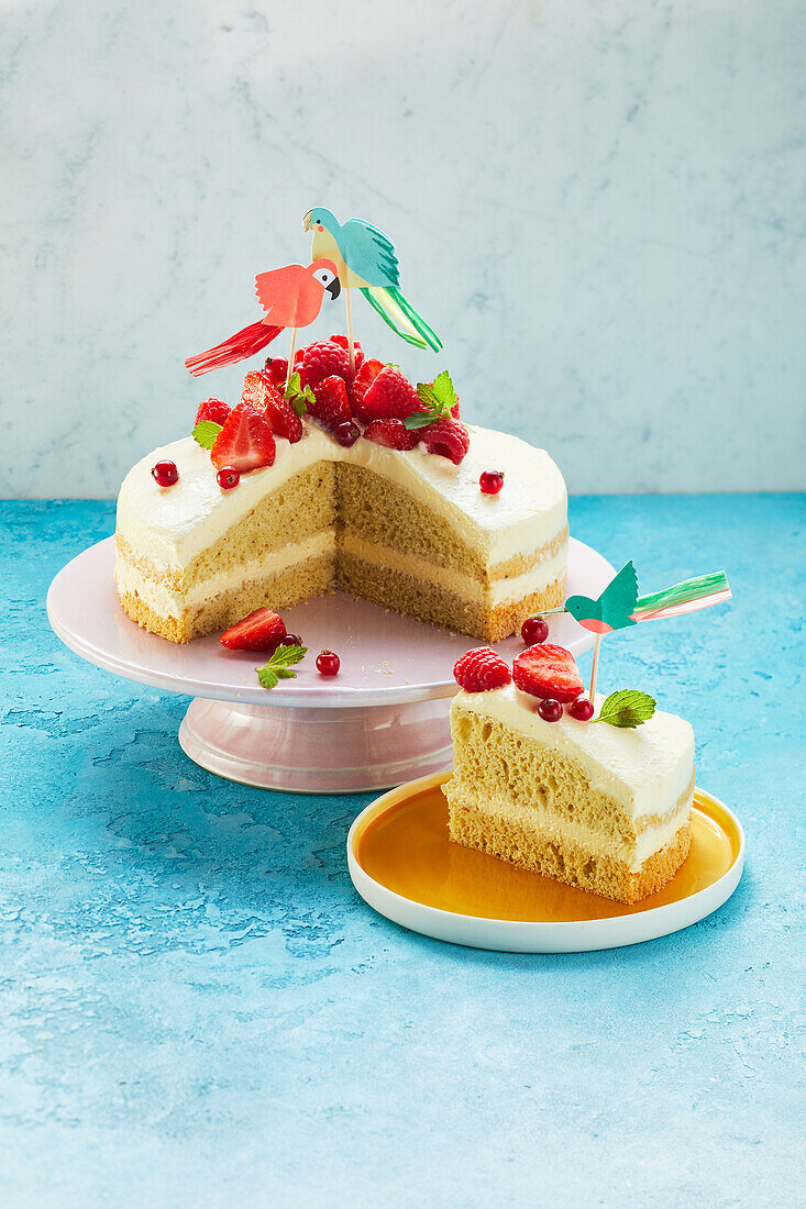 Mini cake with mango and berries (sugar-free)