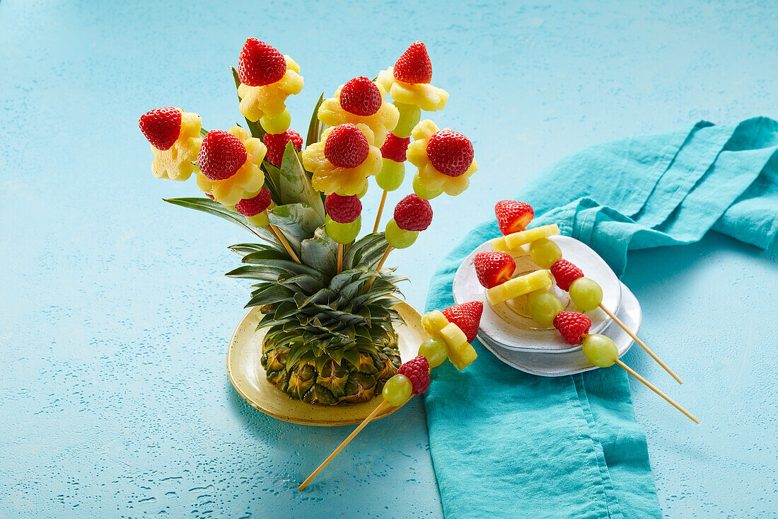 Fruchtblumenstrauß auf Ananas, Erdbeeren und Trauben (zuckerfrei)