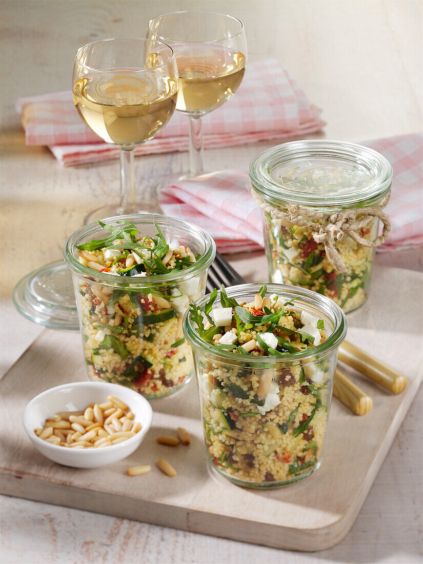 Couscous-Salat mit Gemüse, Rosinen und Mozzarella
