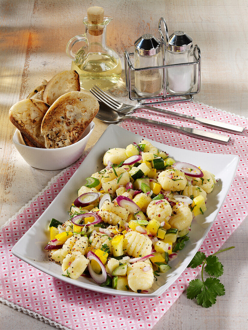 Gnoccchi-Salat mit Zucchini und roten Zwiebeln