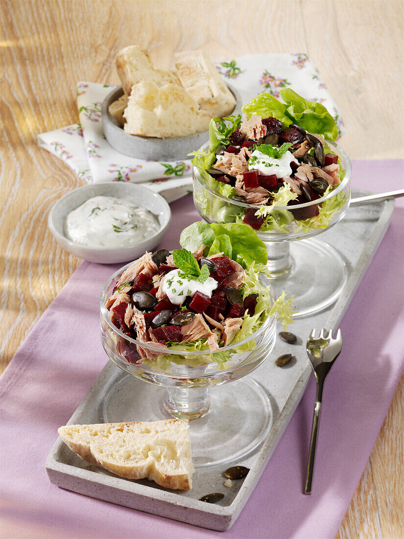 Rote-Bete-Thunfisch-Salat mit Fladenbrot und Minzdip
