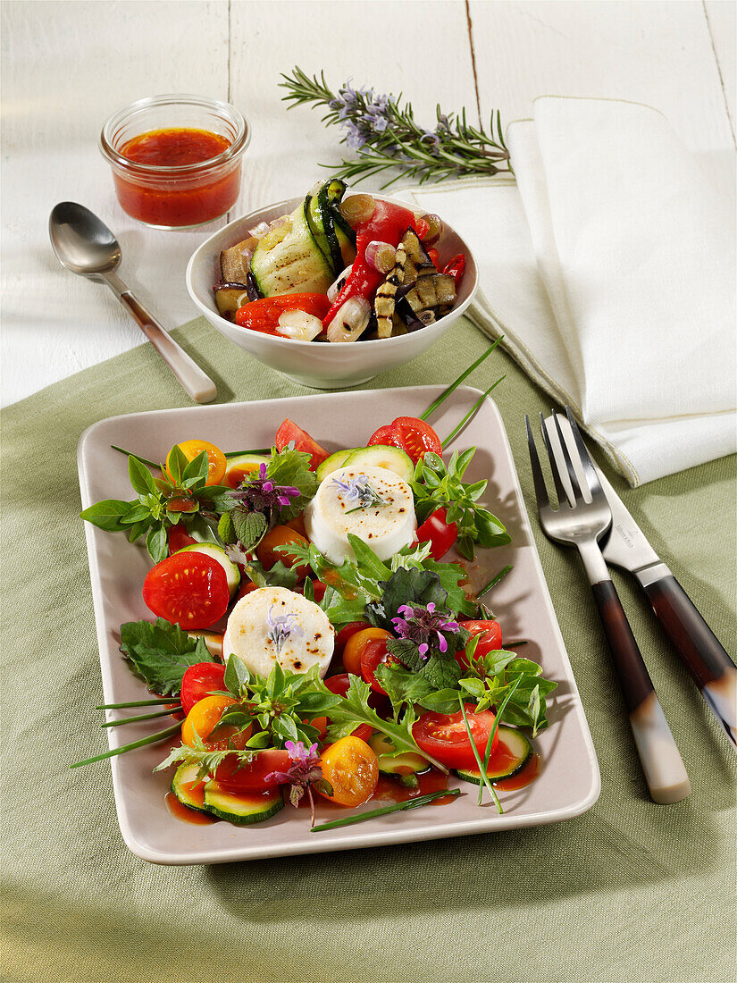 Sommer-Ratatouille-Salat mit gegrillten Ziegenkäsetalern