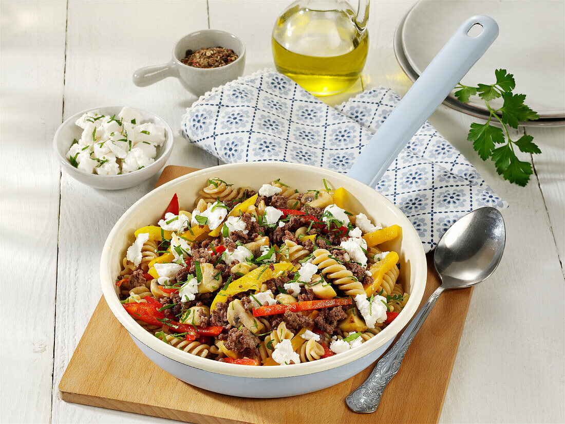Wholemeal pasta with minced meat and fresh goat's cheese