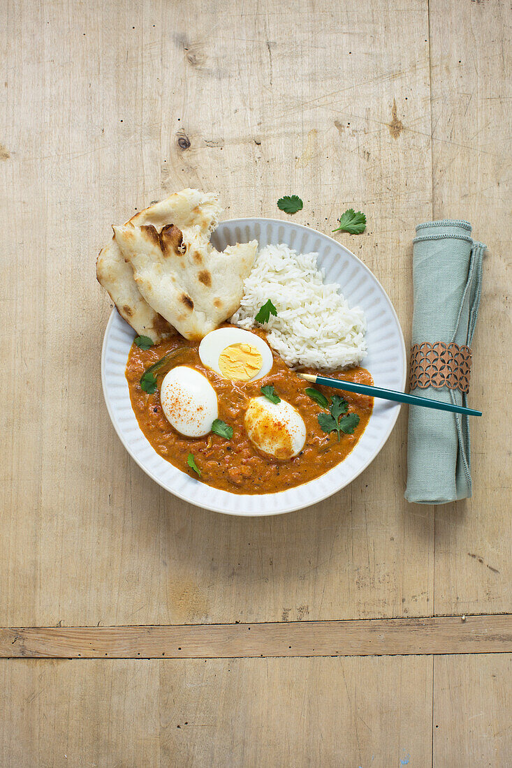 Indisches Eier-Curry mit Tomaten, Kokosmilch und Gewürzen