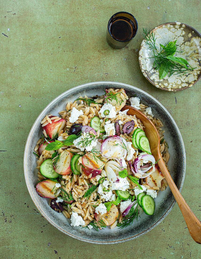 Risoni-Feta-Salat mit gegrillten Pfirsichen und Limettendressing