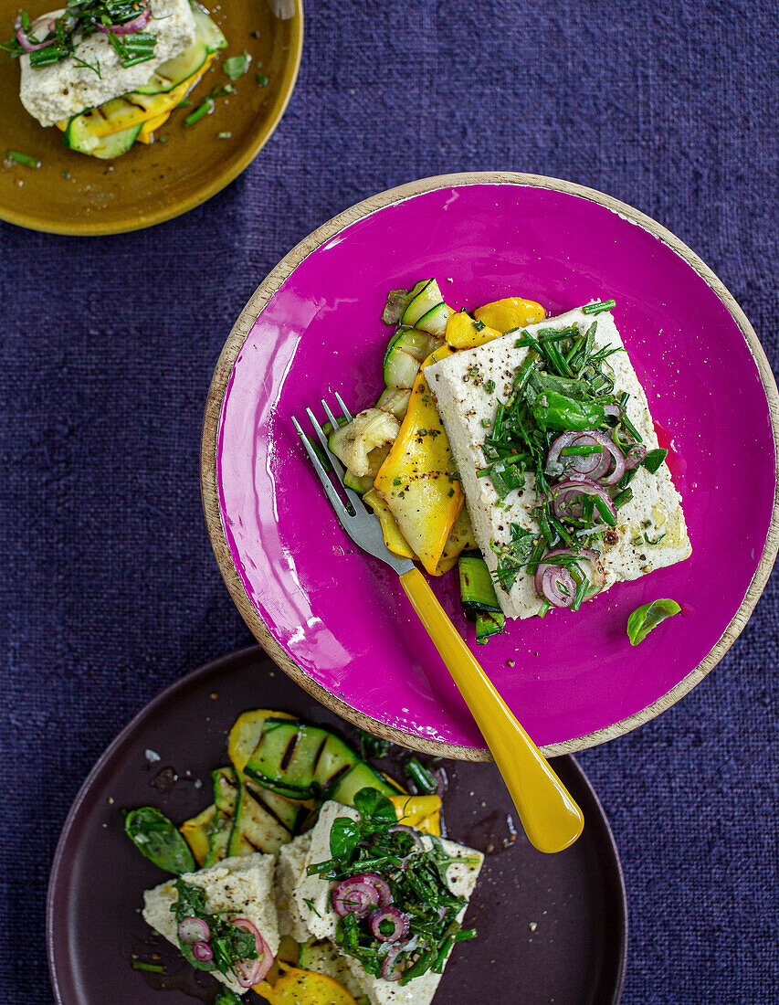 Veganer Mandel-'Feta' mit Zucchini in Kräutermarinade