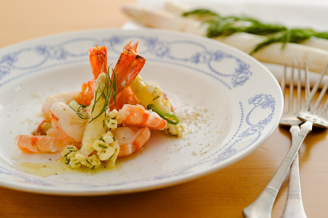 Shrimp with white asparagus and poppy seeds