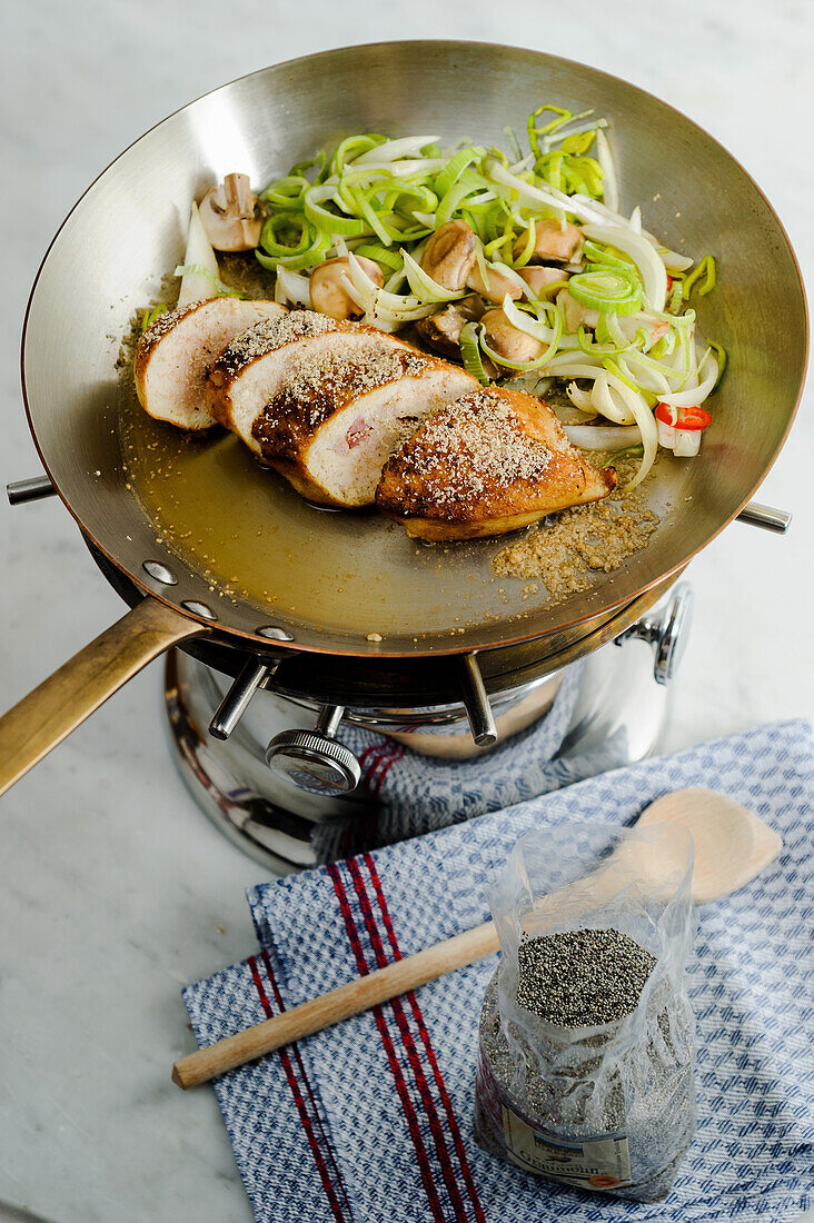Flambéed chicken fillets with white poppy seeds and leek-mushroom medley