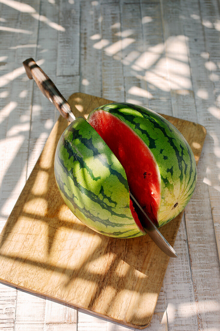 Halbierte Wassermelone auf Holzbrett