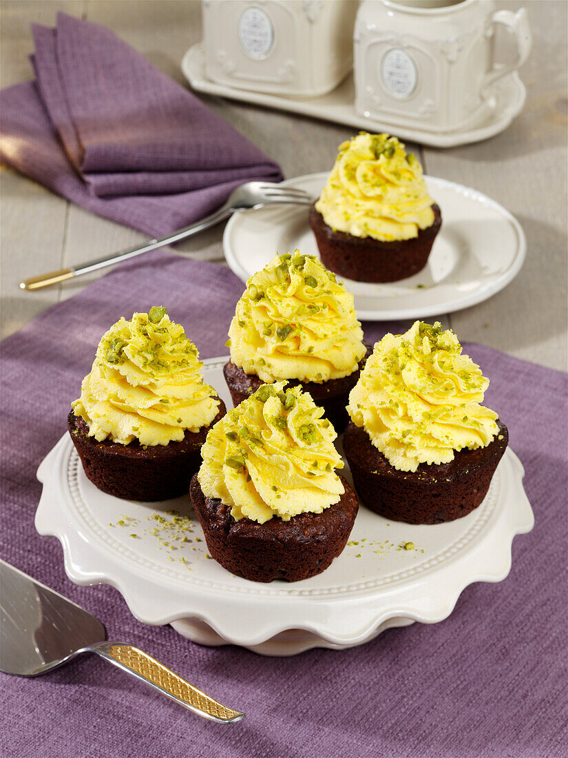 Saffron and date cupcakes with pistachios