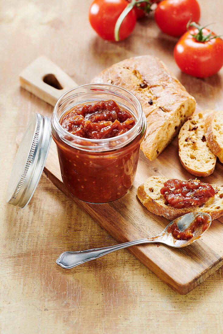 Tomaten-Relish mit Ciabatta