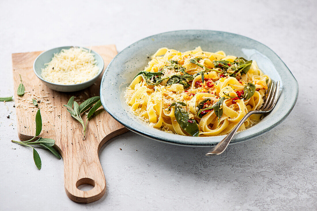 Salbei-Pasta mit Chili und Parmesan