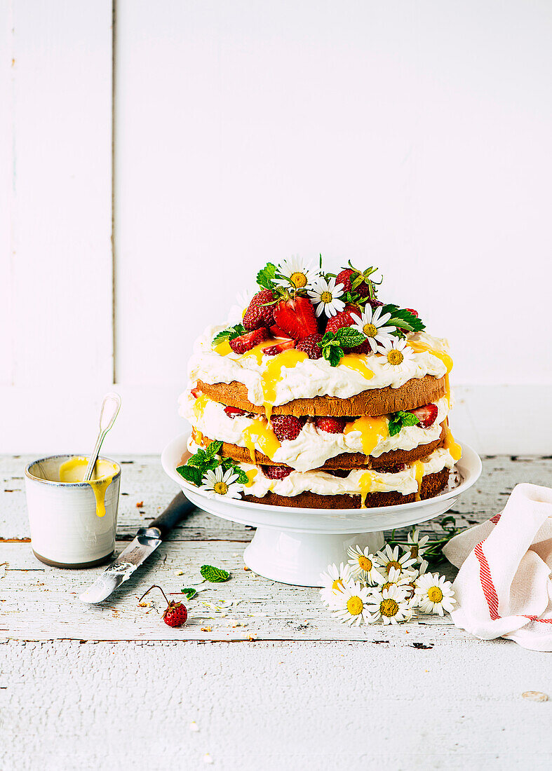 Strawberry tart with mascarpone and lemon curd