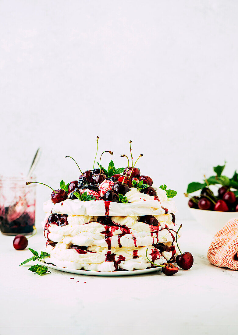 Meringue-Torte mit Kirschen und Sahne