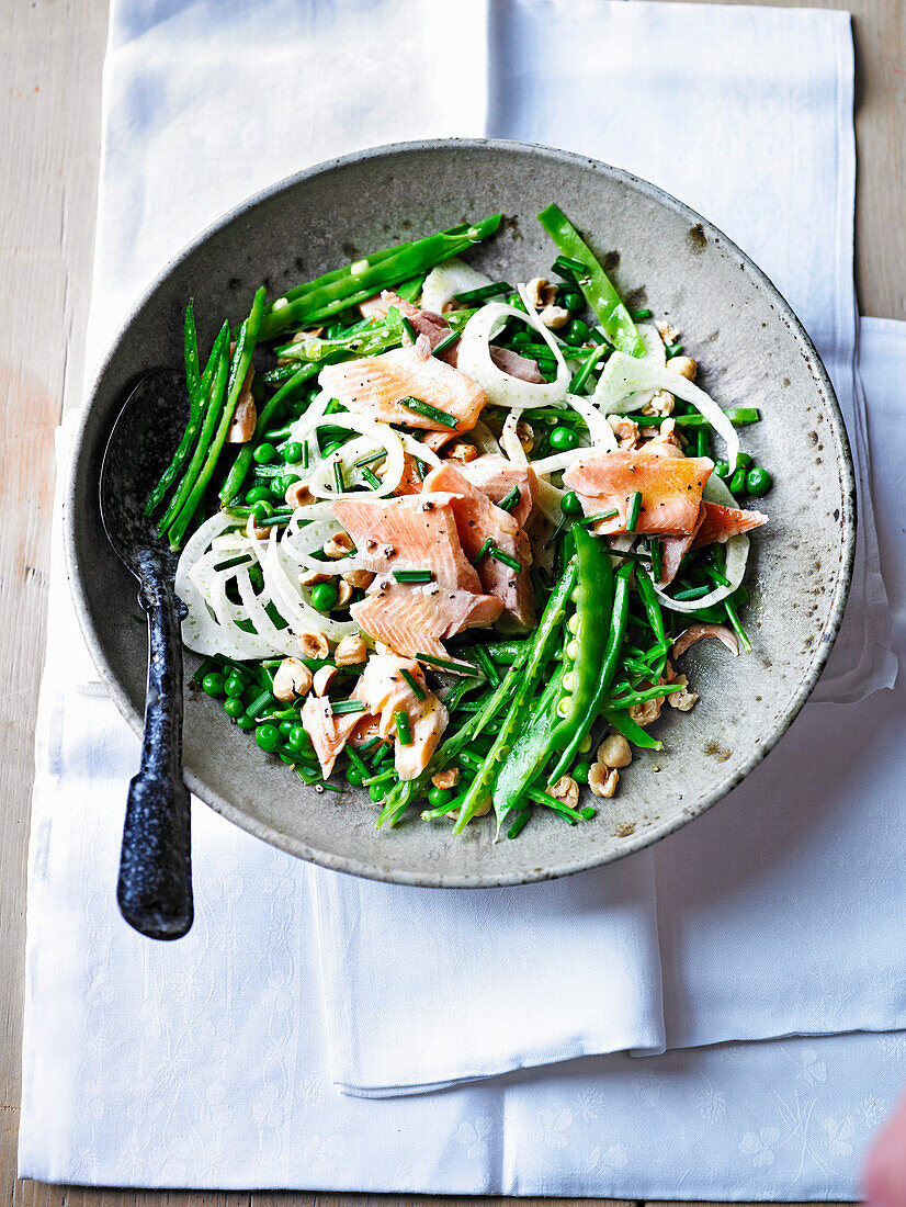 Salat mit Zuckererbsen, Erbsen, Fenchel und geräucherter Forelle