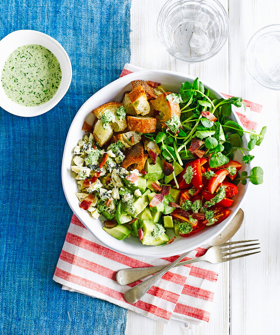 Amerikanischer Cobb-Salat mit Green-Goddess-Dressing