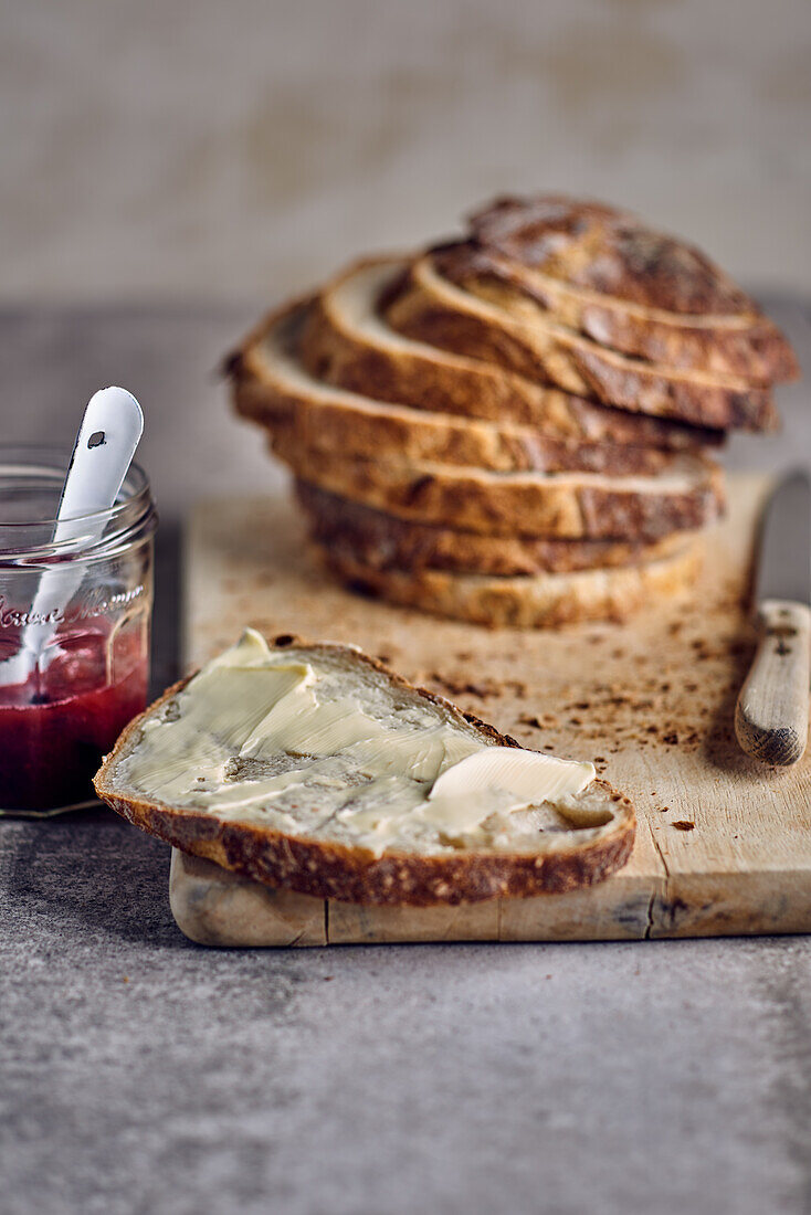 Sauerteigbrot mit Butter und Marmelade