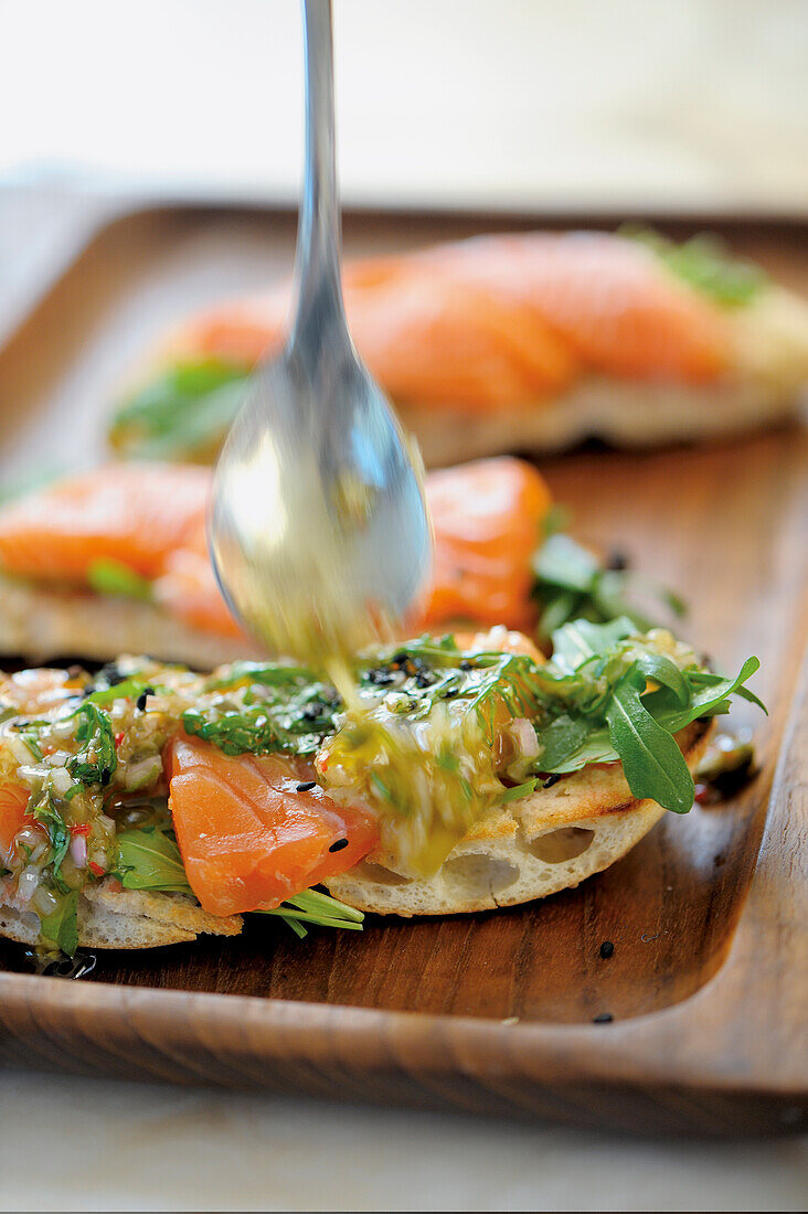 Kreolische 'Pizza' mit Lachs-Sashimi