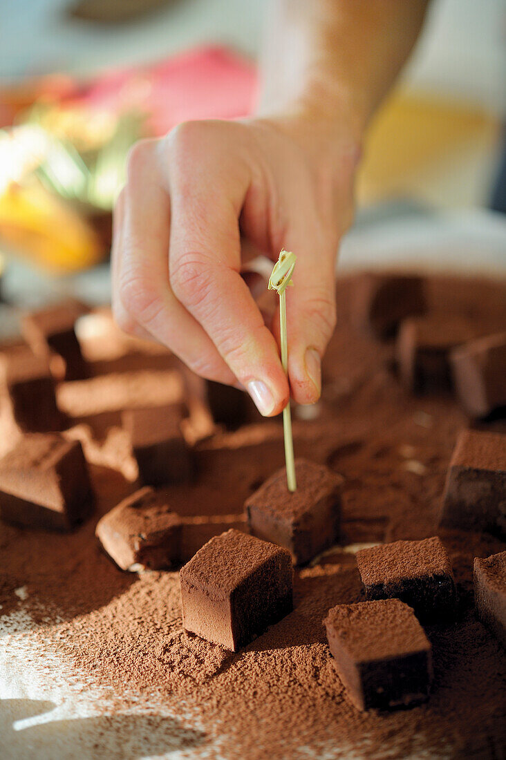 How to prepare chocolate truffle skewers: Skewering truffles