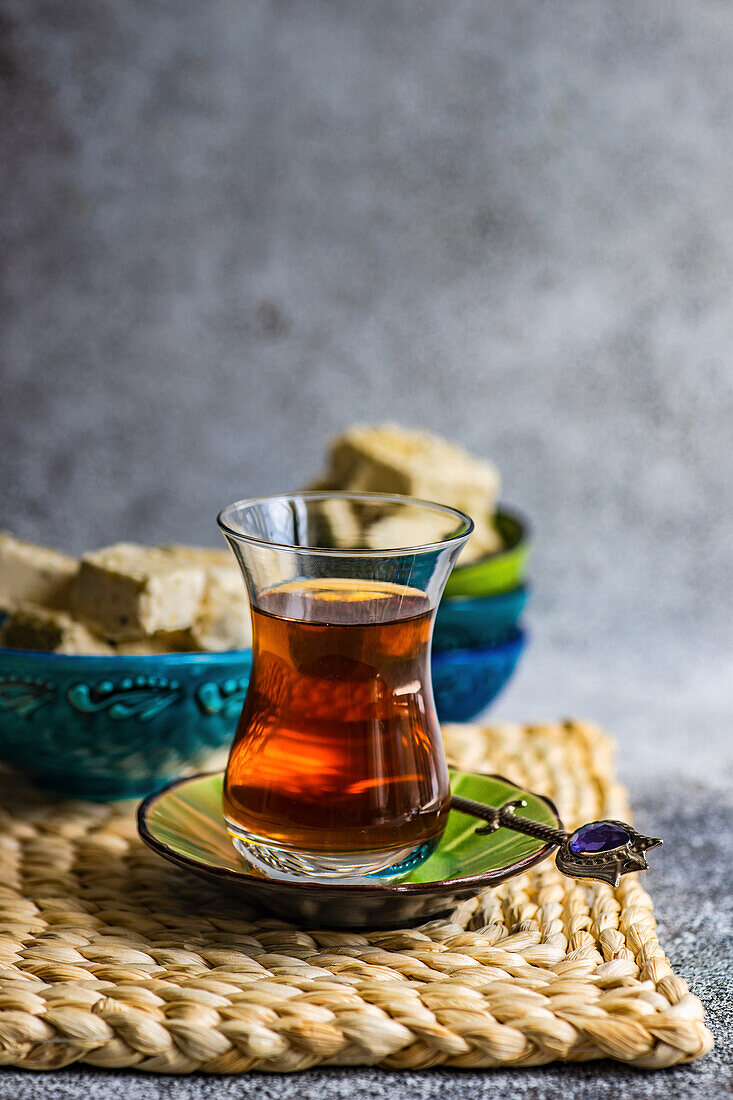 Türkischer Tee und Halva