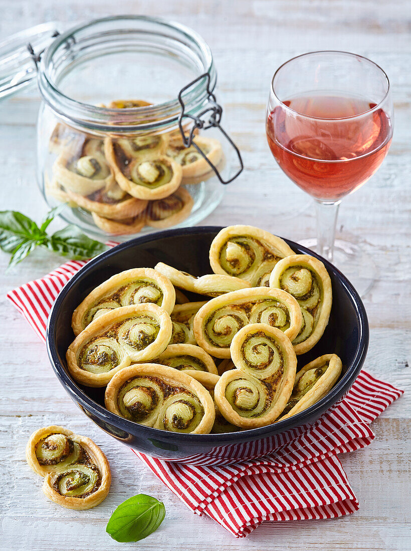 Basil rolls prepared from puff pastry