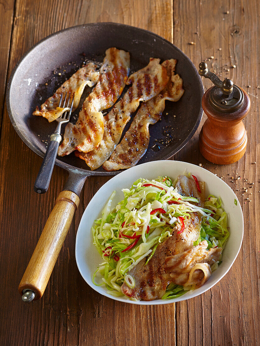 Weißkohl-Meerrettich-Salat mit Schweinebauchstreifen