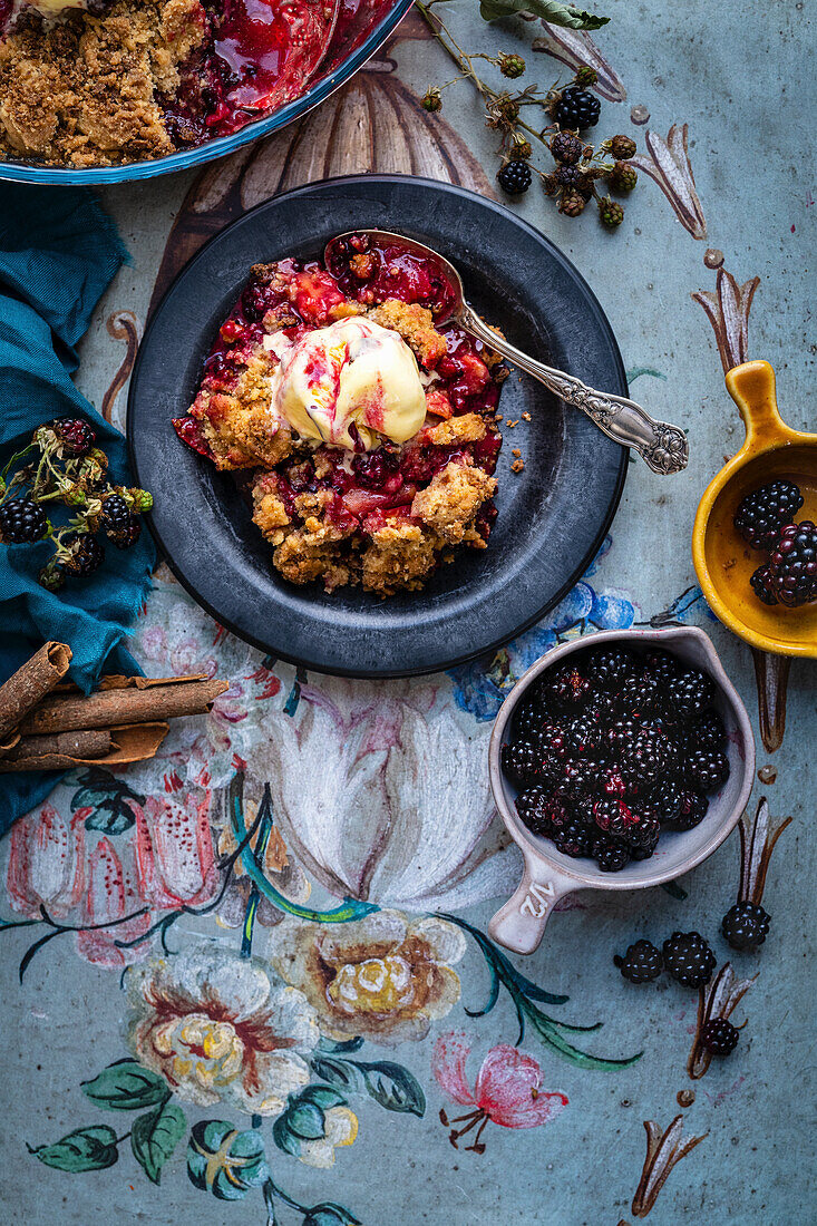 Apfel-Brombeer-Crumble mit Vanilleeis