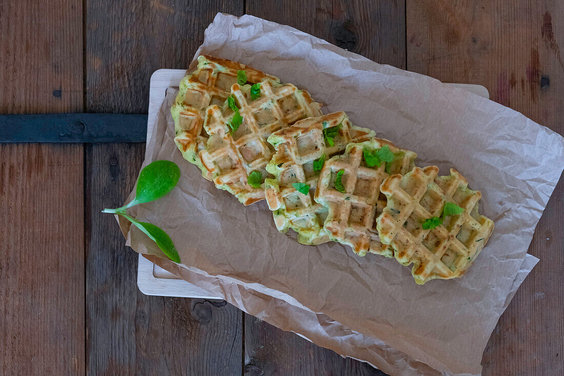 Zucchini-Waffeln mit Kräutern serviert