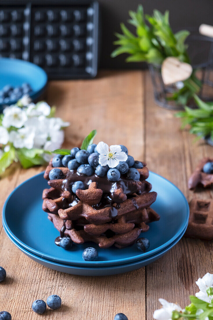 Schokoladenwaffeln mit Blaubeeren und Schokoladensauce