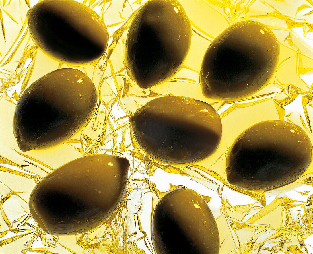 Grüne Oliven in Olivenöl