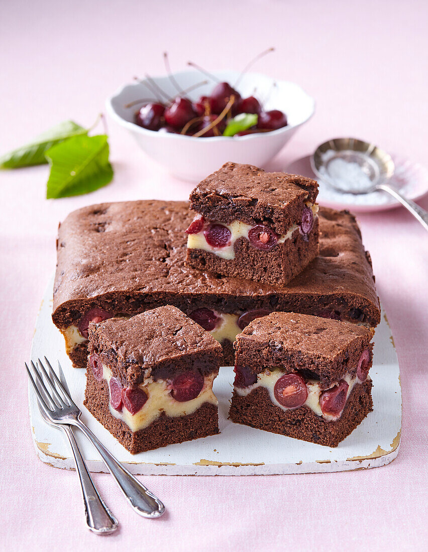 Cocoa cuts with mascarpone and cherries