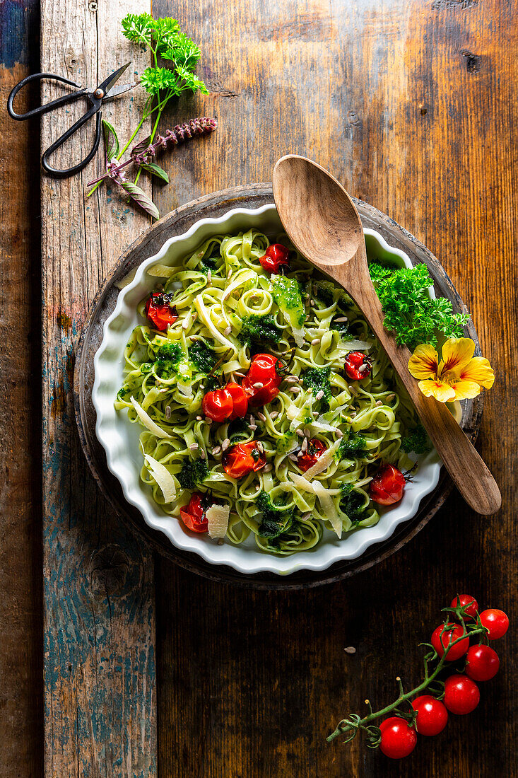 Tagliatelle mit Minzpesto und Cocktailtomaten