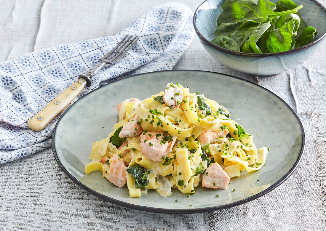 Pasta mit Lachs und Sahnesauce