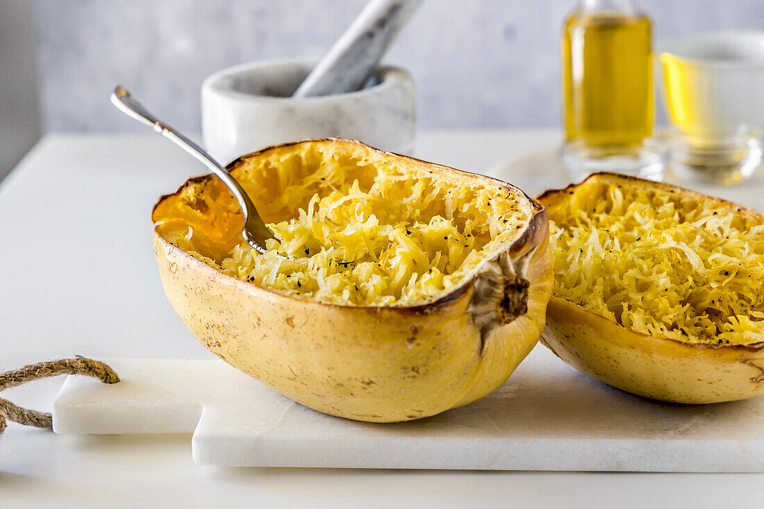 Spaghettikürbis im Ofen gebacken