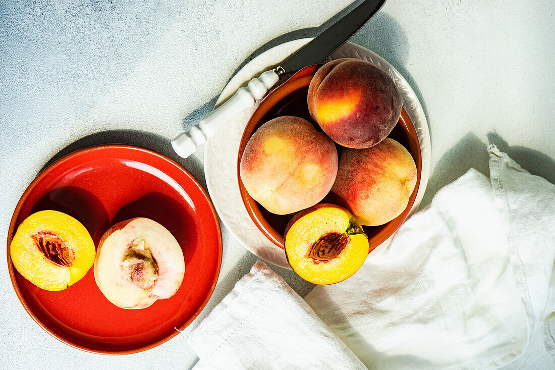 Reife Pfirsiche, ganz und halbiert