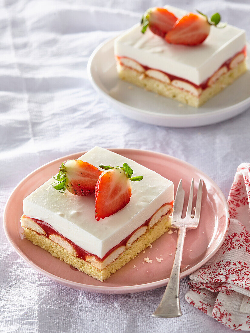 Biscuit slices with strawberries Strawberry Cream Squares