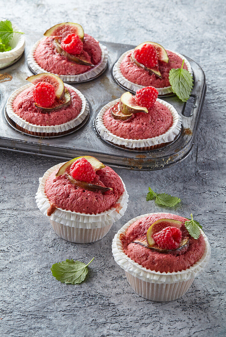 Beetroot muffins with raspberries
